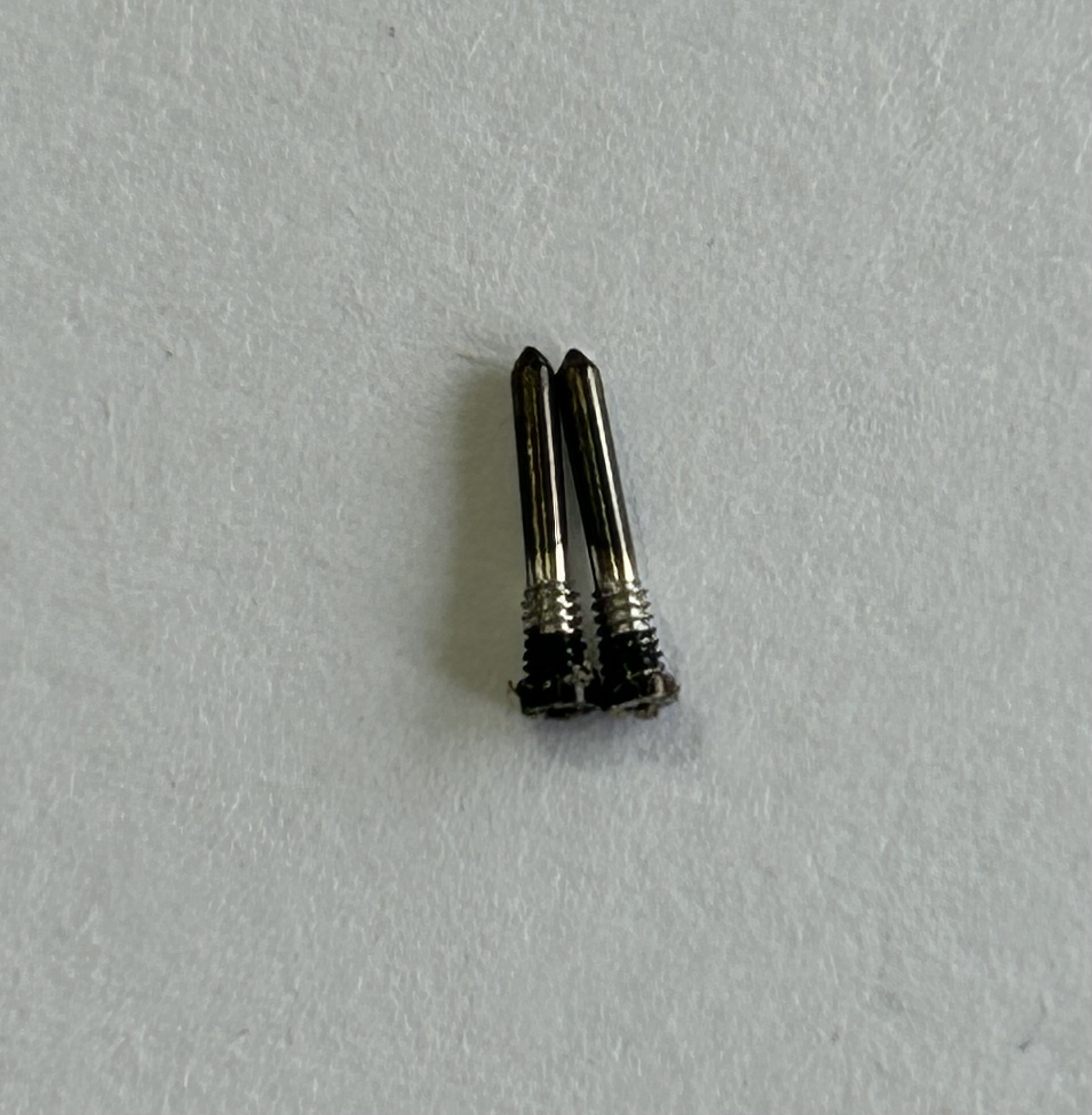 Tornillos de abajo IPhone 15 Pro Max 