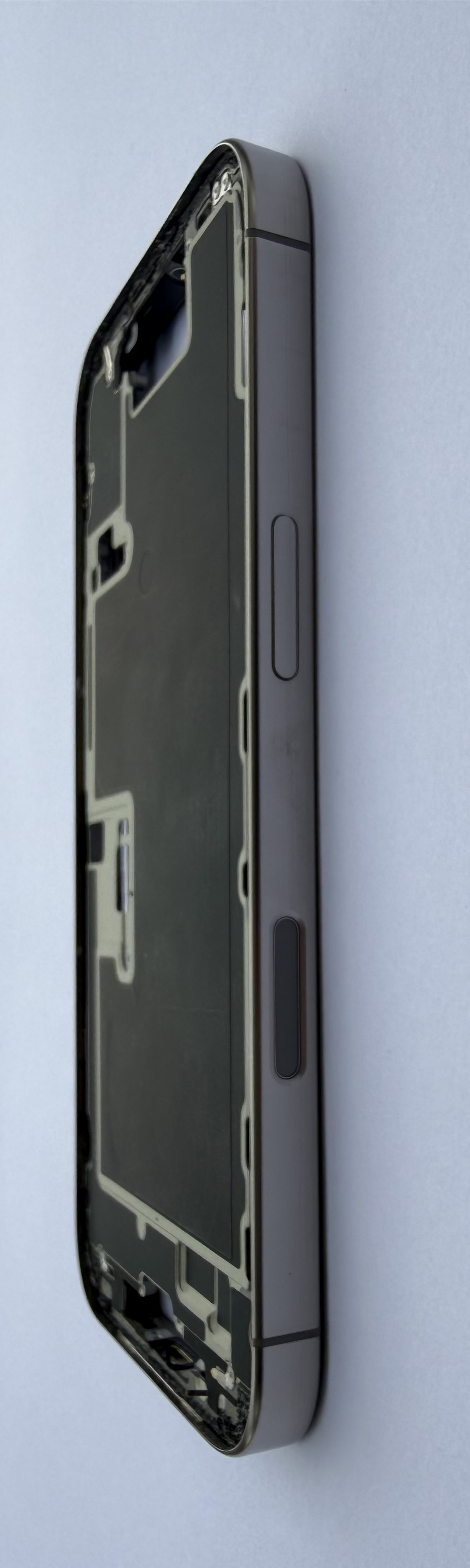Housin  Iphone 16 Pro versión Esim Gris Titanio