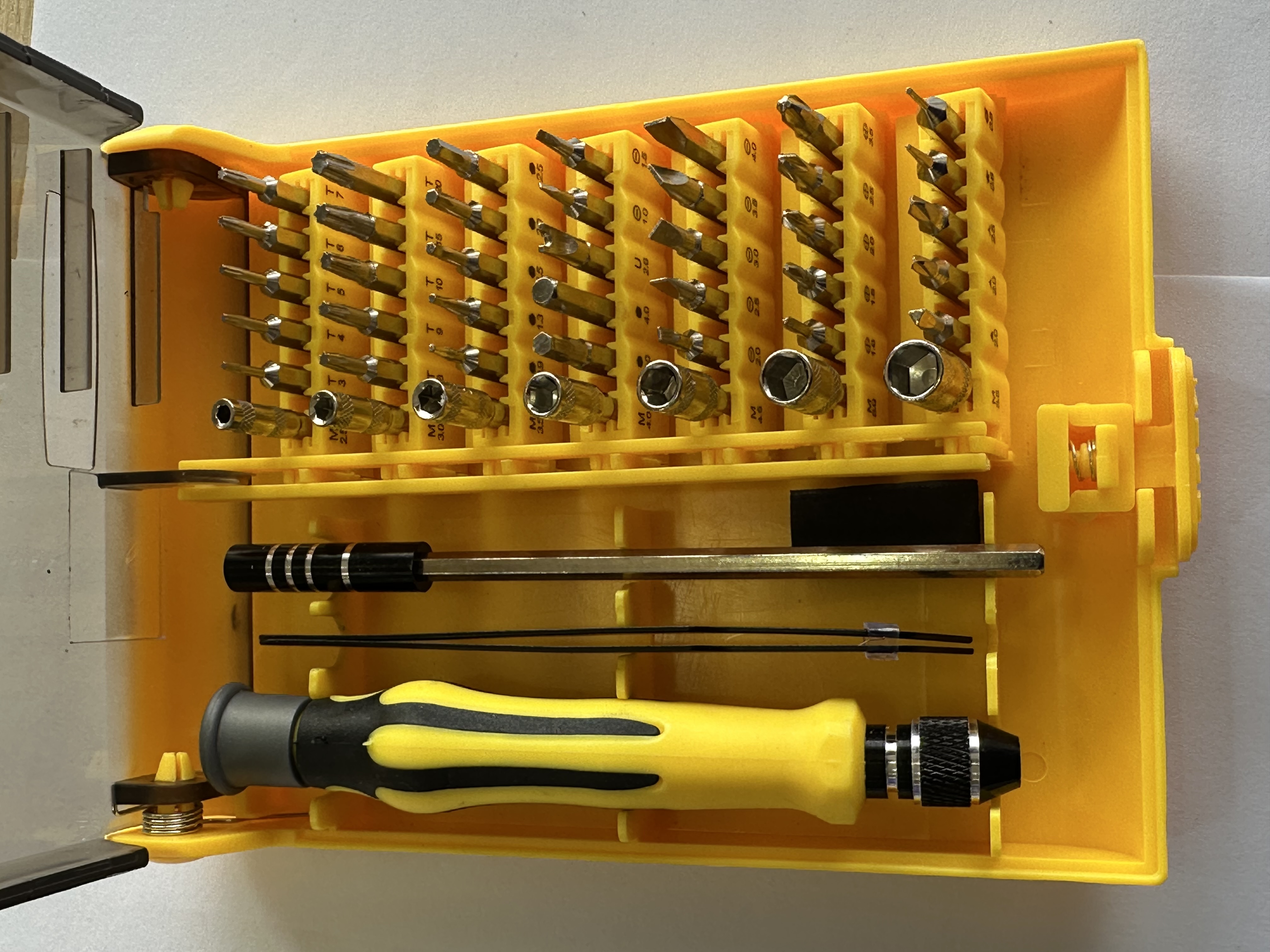 kit de Desarmadores estuche amarillo 45 en 1